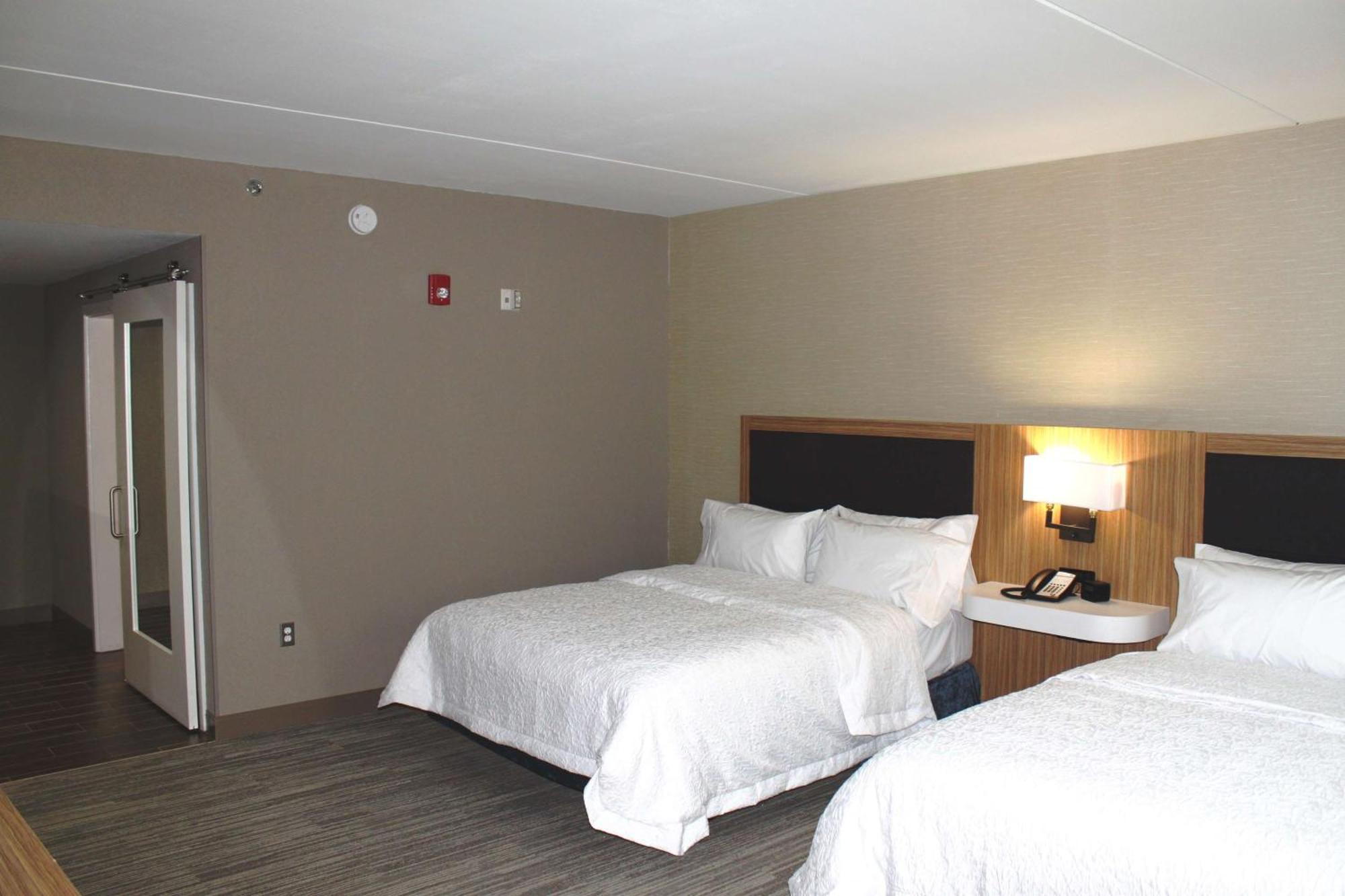 Hampton Inn Форсайт Экстерьер фото